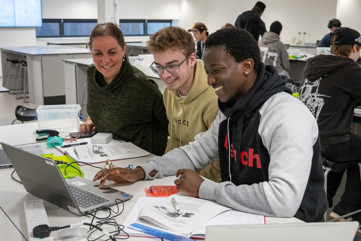 KeeleUniversity's tweet photo. The new academic year is always an exciting time at Keele, but even more so this year as we welcome our first-ever cohort of engineering students.  

The new class is the first to embark on Keele’s new suite of engineering degrees.

Read more ➡️ https://t.co/h9uLr4Q7TQ https://t.co/pi8pYeSHoZ