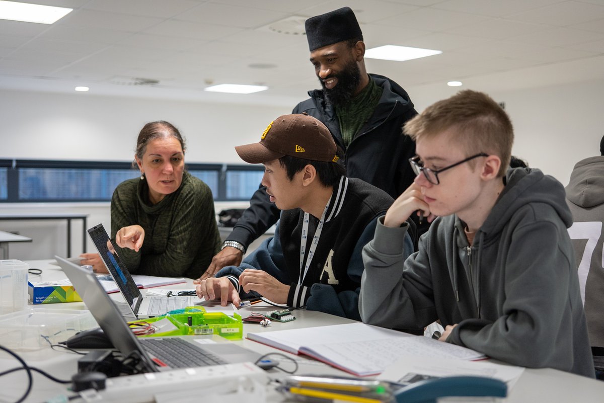 KeeleUniversity's tweet photo. The new academic year is always an exciting time at Keele, but even more so this year as we welcome our first-ever cohort of engineering students.  

The new class is the first to embark on Keele’s new suite of engineering degrees.

Read more ➡️ https://t.co/h9uLr4Q7TQ https://t.co/pi8pYeSHoZ