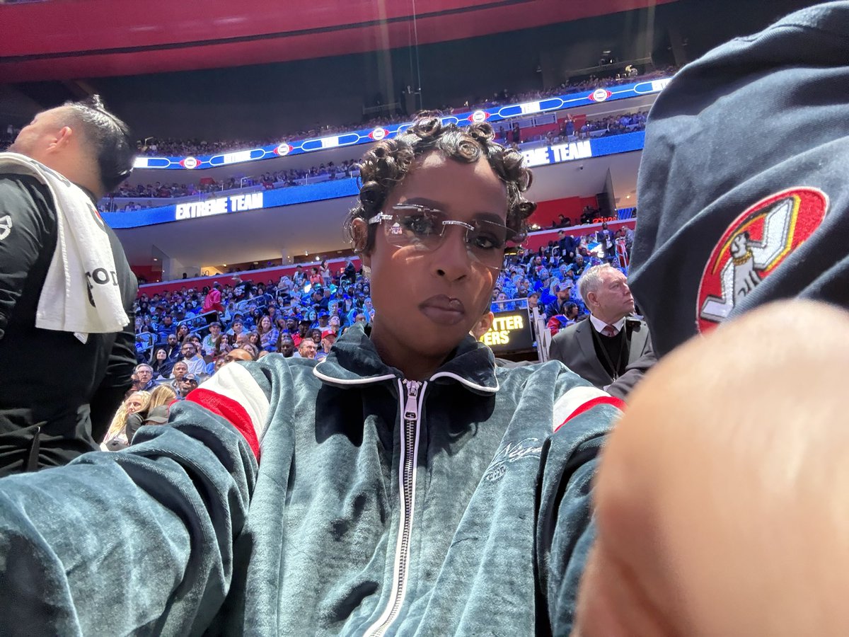 DeJLoaf's tweet photo. Detroit Legend. Watch where you stepping 🥂🏀🍞🐶 https://t.co/Jx3rsUZMc7