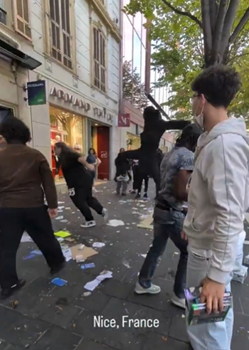 FredGaulois's tweet photo. La racaille qui a donné un violent coup de pied dans le dos du gérant du magasin Micromania qui a tenté de sauver son commerce est activement recherché.
Un appel à témoins a été lancé par la police nationale des Alpes-Maritimes ⤵️ https://t.co/fv3M7K2oyI