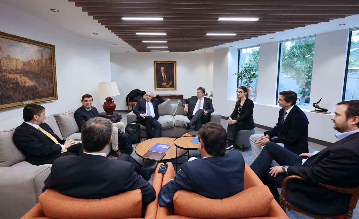 MinagriCL's tweet photo. 🇨🇱🤝🇰🇷 Chile y Corea fortalecen sus vínculos para impulsar nuevas oportunidades de inversión.

El subsecretario de Agricultura, Francesco Venezian, participó en la reunión del Comité Empresarial Chile-Corea de @SofofaChile, instancia que busca articular al sector público y privado para coordinar una estrategia común que promueva la inversión coreana en nuestro país.

👉 La reunión contó con representantes de los ministerios de @mop_chile, @MinagriCL, @MinEnergia, @MinMineria_cl, @subtel_chile y @subrei_chile, junto a gremios y organizaciones empresariales de distintos sectores productivos, como Frutas de Chile y ChileCarne.
