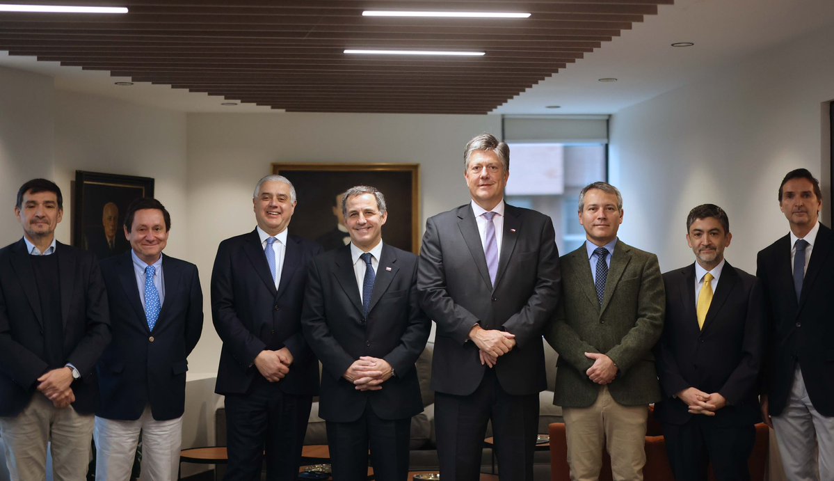 MinagriCL's tweet photo. 🇨🇱🤝🇰🇷 Chile y Corea fortalecen sus vínculos para impulsar nuevas oportunidades de inversión.

El subsecretario de Agricultura, Francesco Venezian, participó en la reunión del Comité Empresarial Chile-Corea de @SofofaChile, instancia que busca articular al sector público y privado para coordinar una estrategia común que promueva la inversión coreana en nuestro país.

👉 La reunión contó con representantes de los ministerios de @mop_chile, @MinagriCL, @MinEnergia, @MinMineria_cl, @subtel_chile y @subrei_chile, junto a gremios y organizaciones empresariales de distintos sectores productivos, como Frutas de Chile y ChileCarne.