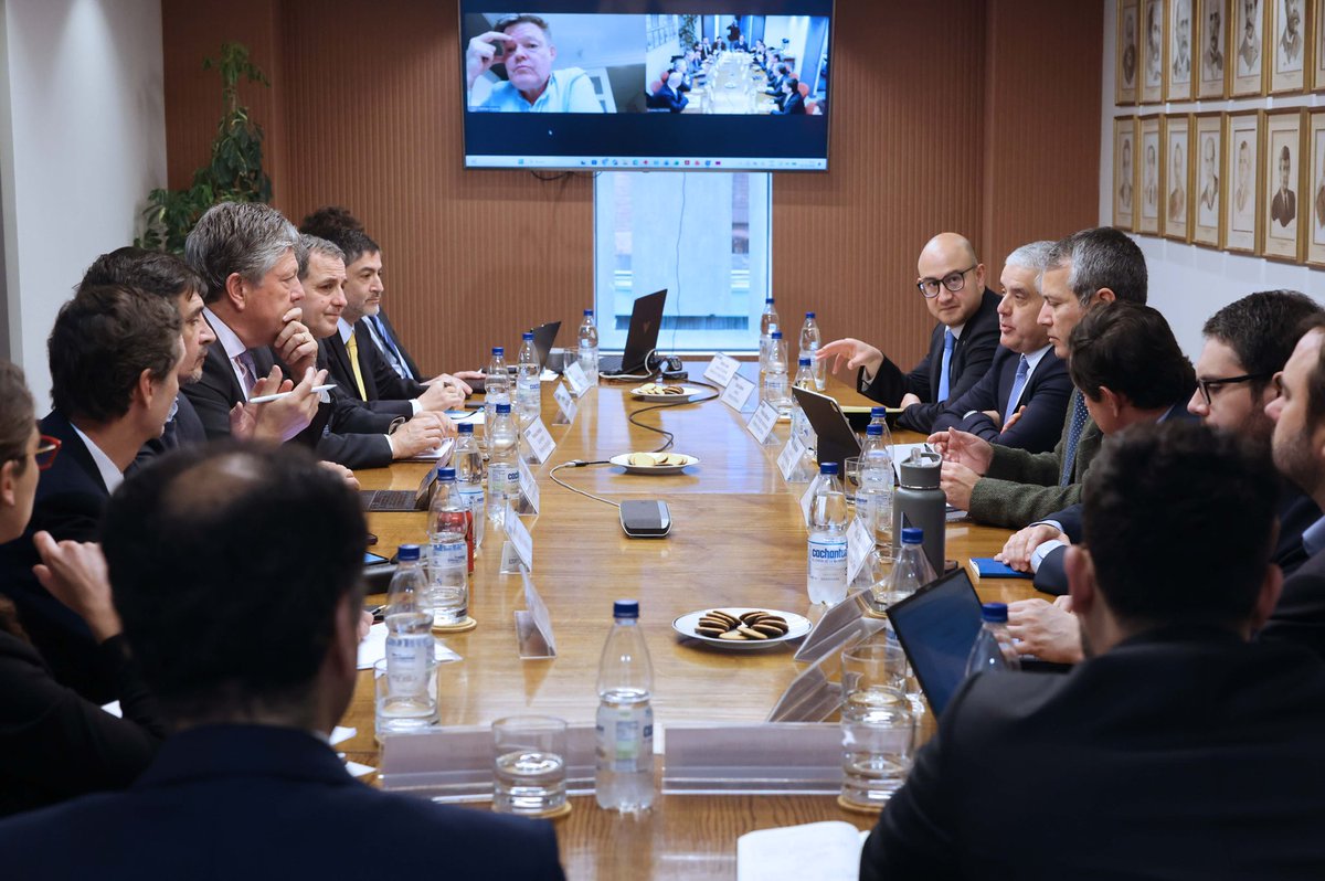 MinagriCL's tweet photo. 🇨🇱🤝🇰🇷 Chile y Corea fortalecen sus vínculos para impulsar nuevas oportunidades de inversión.

El subsecretario de Agricultura, Francesco Venezian, participó en la reunión del Comité Empresarial Chile-Corea de @SofofaChile, instancia que busca articular al sector público y privado para coordinar una estrategia común que promueva la inversión coreana en nuestro país.

👉 La reunión contó con representantes de los ministerios de @mop_chile, @MinagriCL, @MinEnergia, @MinMineria_cl, @subtel_chile y @subrei_chile, junto a gremios y organizaciones empresariales de distintos sectores productivos, como Frutas de Chile y ChileCarne.