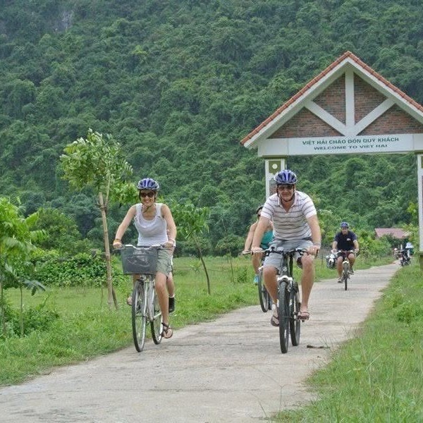 Zeynepouz9's tweet photo. Explore Lan Ha Bay beyond the postcard views in Viet Hai Village. Cycle past rice fields and limestone mountains, try a fish foot spa, and experience the peaceful rhythm of rural Vietnam. https://t.co/TxL6enBmVw