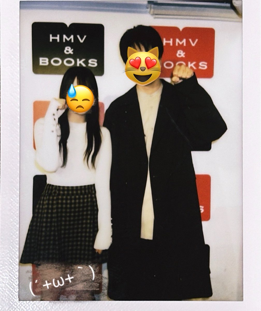 __3939chans2's tweet photo. 某アイドルのツーショット会がめちゃ流れてくるんだけど、自分がチキンすぎて何故バミリを超えれるのか分かんない、1年前に行った俳優のお渡し会私は守ってるのにあっちが守らないから中心からズレすぎてるしょぼチェキで泣いた、目の前のオタクは禁止行為堂々ホビ垢で凄かった。 https://t.co/n3QzRHFpps