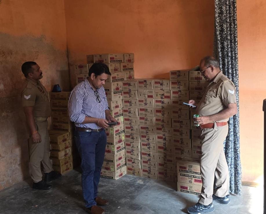 upexcise's tweet photo. जनपद - *फिरोजाबाद** 
आबकारी आयुक्त महोदय उत्तर प्रदेश एवं जिलाधिकारी महोदय, फिरोजाबाद के आदेश के अनुपालन में  तथा उप आबकारी आयुक्त महोदय,आगरा प्रभार एवं जिला आबकारी अधिकारी महोदय फिरोजाबाद के कुशल निर्देशन में आज दिनाँक 22/10/2026 को आबकारी निरीक्षक, क्षेत्र -4 टूण्डला, फिरोजाबाद मय स्टाफ द्वारा क्षेत्र अंतर्गत  फुटकर  देशी एवं कंपोजिट दुकानों का निरीक्षण किया गया। निरीक्षण के दौरान दुकान एवं कैंटीन परिसर में साफ सफाई रखने, दुकान के बाहर मदिरा का सेवन न करने देने, दुकान पर मांग के अनुरूप ब्रांडो की उपलब्धता बनाए रखने, पर्याप्त स्टॉक सुनिश्चित किए जाने, सीसीटीवी कैमरा निरंतर संचालित रखने, पोस मशीन से (100%) शत-प्रतिशत बिक्री किए जाने ,अभिलेखों को अद्यतन रखने, ऑनलाइन पेमेंट की व्यवस्था सुनिश्चित करने तथा निर्धारित मूल्य पर ही मदिरा की बिक्री किए जाने संबंधी आवश्यक दिशा निर्देश दिए गए।

@upgovt @nitinagarwal_n @chiefSecyUP
@infodeptup @uppolice @firozabaddm