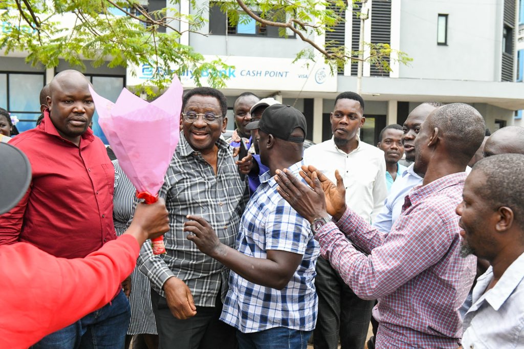 orengo_james's tweet photo. Nilipitia tu kupiga viatu rangi Kisumu CBD, ghafla uwanja ukajaa wananchi! Ikabidi nitoe neno, huku ni WANTAM tupu! https://t.co/RR12tpfW6a