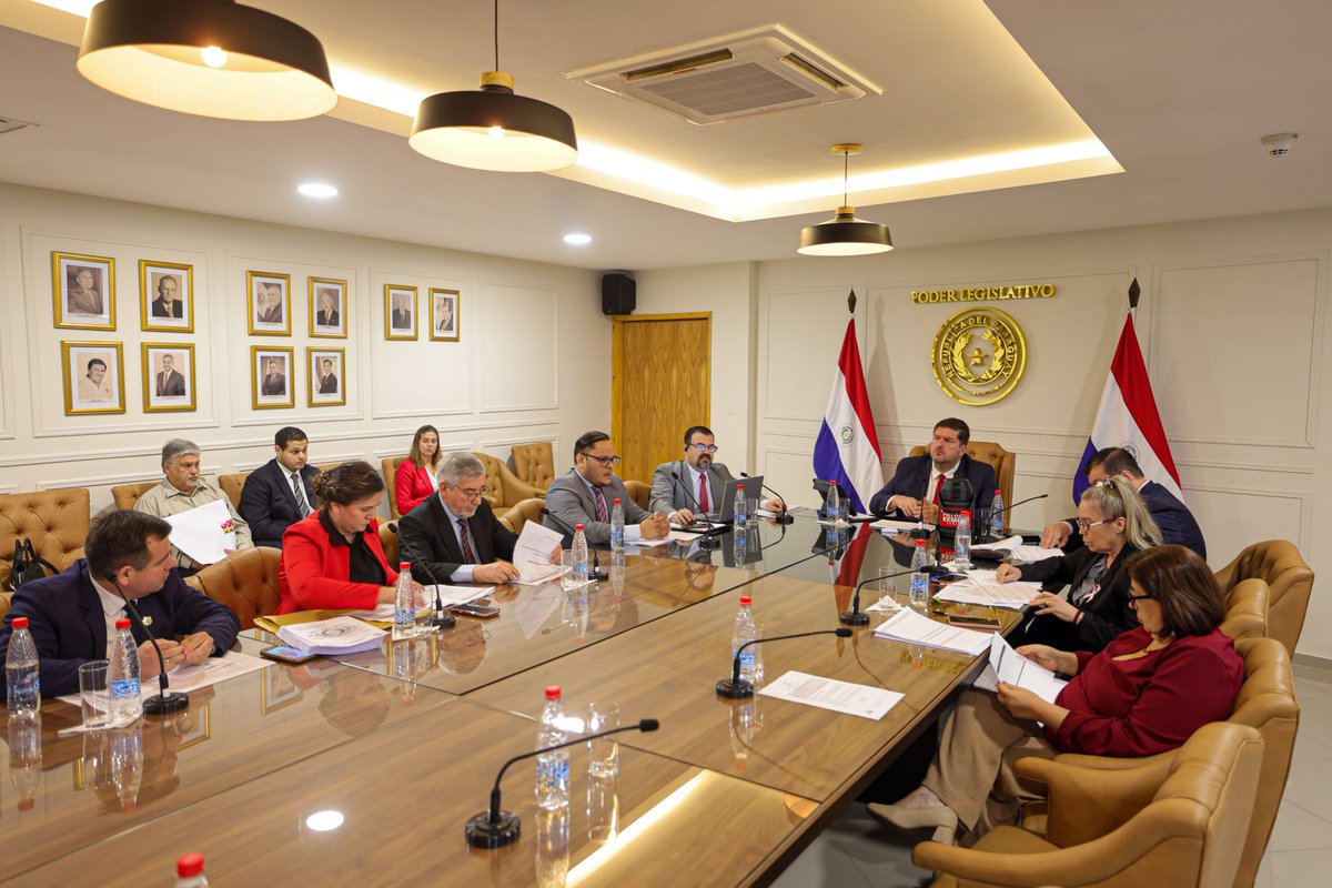SenadoresPy's tweet photo. @patrick_kemper @DionisioAmarill @camilobenitez23 @contraloriapy @SenadoTV24 La Comisión Especial de Investigación sobre presuntos títulos falsos recibe a representantes de la Universidad Privada del Guairá.

#SenadoPy https://t.co/PCBL3DskVC