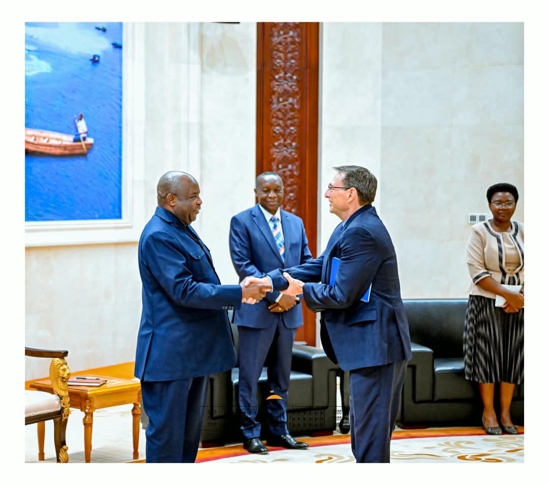 NtareHouse's tweet photo. Le Chef de l’État burundais et Président en exercice de l’Union africaine, S.E. @GeneralNeva, a reçu en audience, ce 22 octobre 2026, au Palais Ntare Rushatsi, M. Christopher Faircloth, nouveau Représentant résident du Fonds monétaire international (FMI) au Burundi.

Les échanges ont porté sur l’état des lieux du partenariat entre le FMI et le Burundi, ainsi que sur les perspectives d’accompagnement du FMI dans la réalisation des projets économiques du pays.

M. Christopher Faircloth s’est dit enthousiaste et disposé à travailler en étroite collaboration avec le Gouvernement burundais pour soutenir ses efforts visant à améliorer les conditions de vie de la population, soulignant que le Burundi dispose d’importantes potentialités économiques à valoriser.