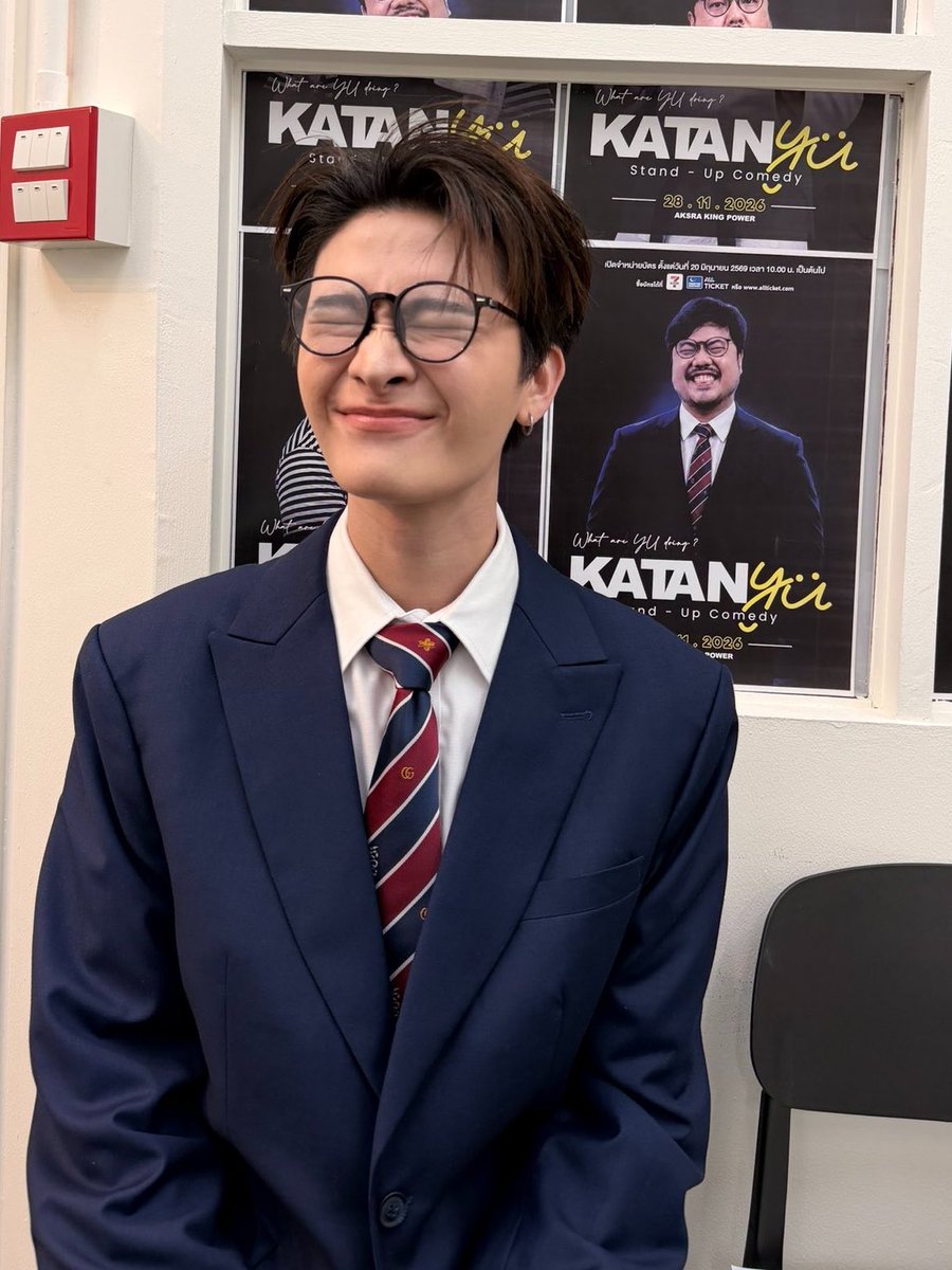 geunler's tweet photo. น้องไทยเปนพิธีกรตุวจิ๋วมาก ทุกอย่างดุใหญ่ดุโคร่งสำหรับนางไปหมด เหมือนแอบเอาชุดพ่อมาใส่เล่น 5552626251615 https://t.co/syQVRBYK2D