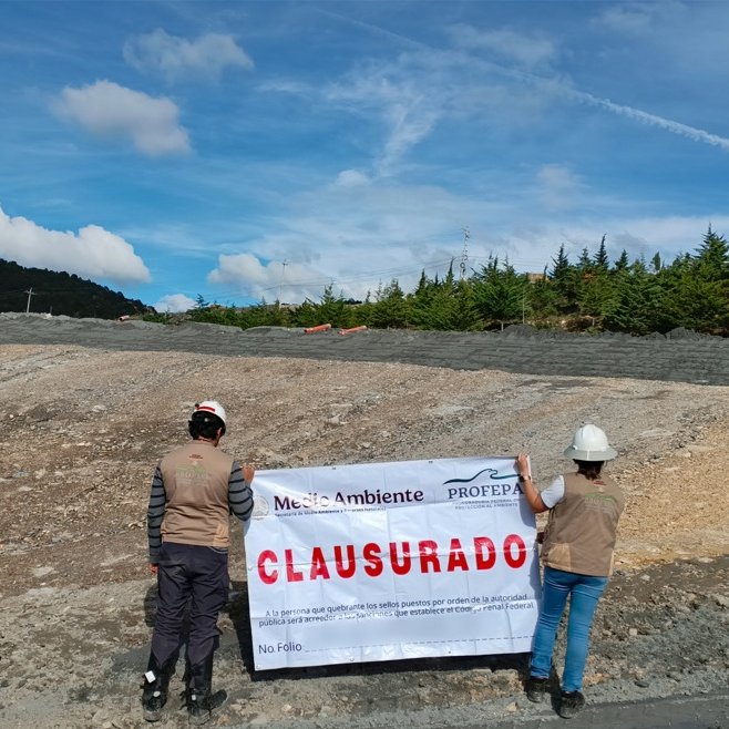 YoAmoaLaCiencia's tweet photo. 🍃 Monitoreo ambiental | Zacatecas: Minera vuelve a contaminar el río Súchil, su dueño integra el Consejo de Inversiones de Sheinbaum

Minera Sabinas, de Industrias Peñoles, derramó residuos mineros que alcanzaron el río Súchil, en Sombrerete, Zacatecas, y ni siquiera notificó a tiempo a la Comisión Nacional del Agua. 

La empresa reportó que el incidente ocurrió el 9 de octubre, pero avisó hasta el día 14. 

Cuando CONAGUA llegó a inspeccionar el 16 de octubre, el derrame había cesado y ya no pudo tomar muestras directas del material vertido.

Los residuos recorrieron 13 kilómetros de un arroyo antes de llegar al río Súchil.

PROFEPA documentó afectaciones a la vegetación y fauna,  quiere decir que encontraron animales intoxxicados aunque en sus comunicados traten de suavizarlo. 

El alcalde de Sombrerete, Ramiro Hinojoza Aguayo, identificó afectaciones en las comunidades de Saucillo, Canutillo y San Rafael, y advirtió que la salud de sus habitantes podría estar en riesgo.

Los jales son residuos del procesamiento de minerales que pueden contener metales potencialmente tóxicos. 

Minera Sabinas extrae plata, plomo, zinc y cobre. Hasta ahora no se han publicado los análisis que permitan conocer las concentraciones de contaminantes que llegaron al río.

El delegado de PROFEPA en Zacatecas aseguró que el agua del cauce afectado no se utiliza para consumo humano, pero advirtió que no debe darse al ganado.

¿Cómo comprobaron que ninguna familia utilizó esa agua para beber, regar sus cultivos o abastecer a sus animales durante los días transcurridos antes de la inspección de CONAGUA?

Industrias Peñoles pertenece a Grupo BAL, presidido por Alejandro Baillères Gual, integrante del Consejo Nacional de Inversiones del gobierno de Claudia Sheinbaum. Peñoles reportó ingresos de aproximadamente 8,787 millones de dólares en 2025 por el conjunto de sus operaciones.

El alcalde también denunció que la minera se niega a pagar impuestos municipales y cuestionó los beneficios que recibe Sombrerete frente a los riesgos ambientales de la explotación minera.

Por su parte, PROFEPA ya "cumplió" colocando su cartel de clausura temporal parcial en el depósito de jales, como si eso significara que el problema ya quedó solucionado. 

El titular de CONAGUA, Efraín Morales López, también debe explicar por qué, tratándose de un derrame de residuos mineros que alcanzó un río sus inspectores acudieron hasta dos días después.

¿Qué hizo CONAGUA durante esas 48 horas? ¿Por qué una emergencia ambiental no recibió atención inmediata y quién asumirá la responsabilidad por esa demora?

Si algún habitante presenta problemas de salud por exposición a estos residuos, ¿quién se hará responsable? ¿Quién pagará los estudios médicos, los tratamientos?
