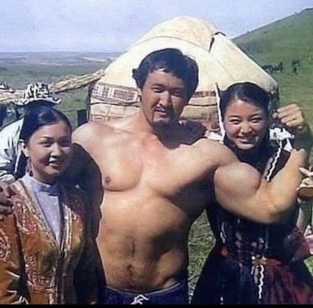 maxpaynedususu's tweet photo. Soldaki "Türkler arasındaki en güçsüz olan" ünvanıyla tarih kitaplarında yerini aldı. Sağdaki ise Çinlilerin halter şampiyonu Xin Yui. Xin Yui 2018 yılında 20 kg halter kaldırarak "En güçlü Çinli" ünvanını almıştı. https://t.co/k6vlKG8CQq