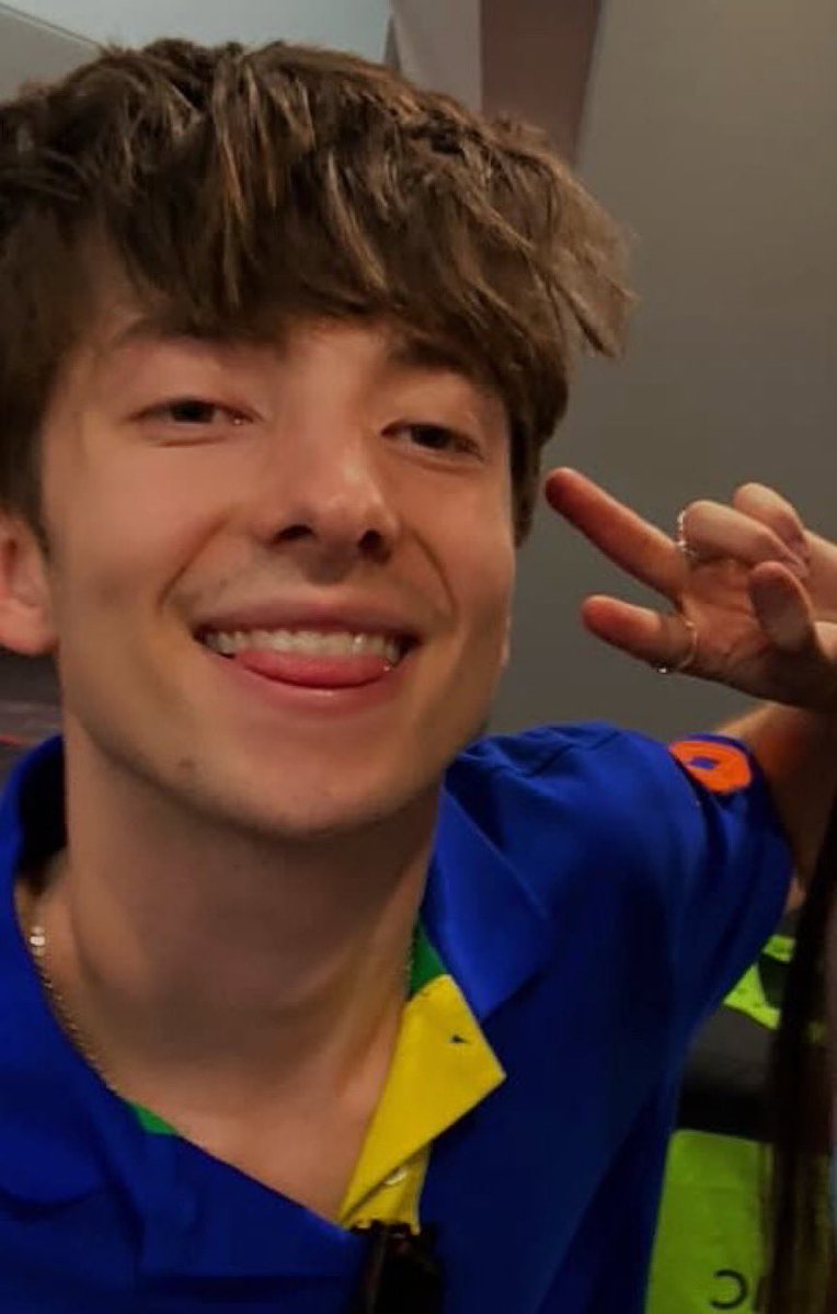 levitilinkclick's tweet photo. Let’s authenticate this photo of Joe

Tongue out? ✅
Peace sign? ✅
Natural aegyo? ✅

Yup! 100% real confirmed https://t.co/EAAwssLIuh