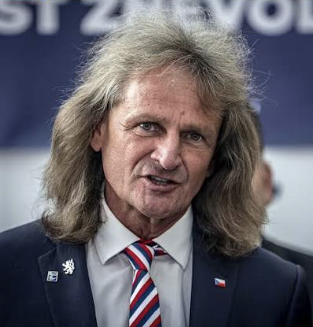 Radecho's tweet photo. Pamatujete pytel odpadků? Toto je on dnes. Feel old yet? https://t.co/QjquLnera5