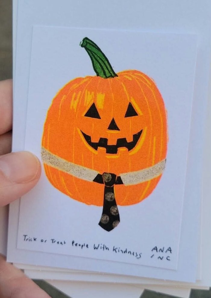 hsdtogethertour's tweet photo. There is a new Harryween-themed mini print at Harry’s pop up! (via @haemsh) https://t.co/WoejFH4lTL