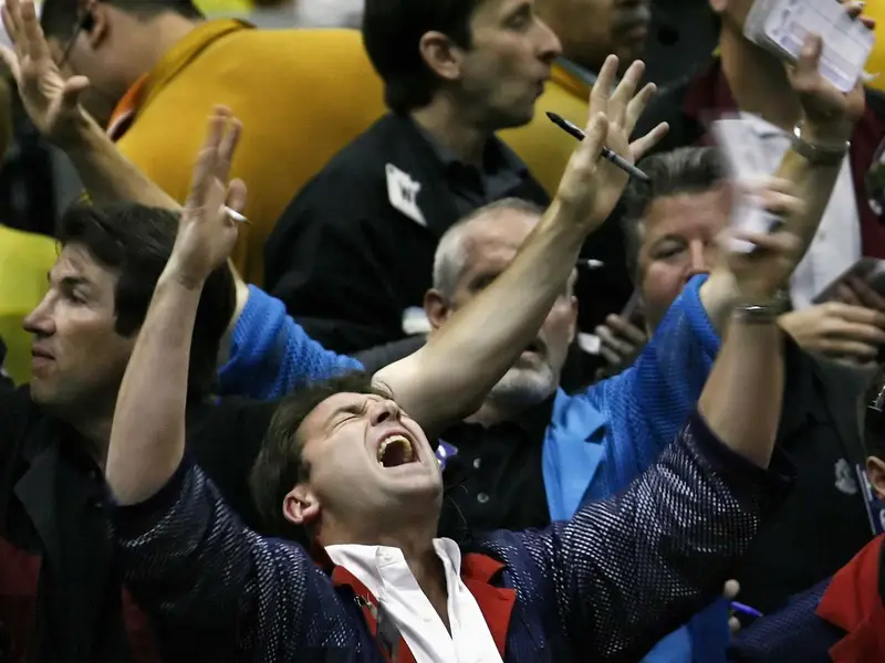 MrTopStep's tweet photo. $ES $SPY $SPX $QQQ $NQ

See the guy in the black jacket? The is Mark Erwin (WIN)  He was fillion my oders but i was not hand signaling the orders in, I wrote them on a trading card because i didnt want 20 clerls yelling out "DBOYs short 200" 

I want back to my desk and acted like nothing was going on and took a few desl orders as the SPU continied going bid. 

Continued