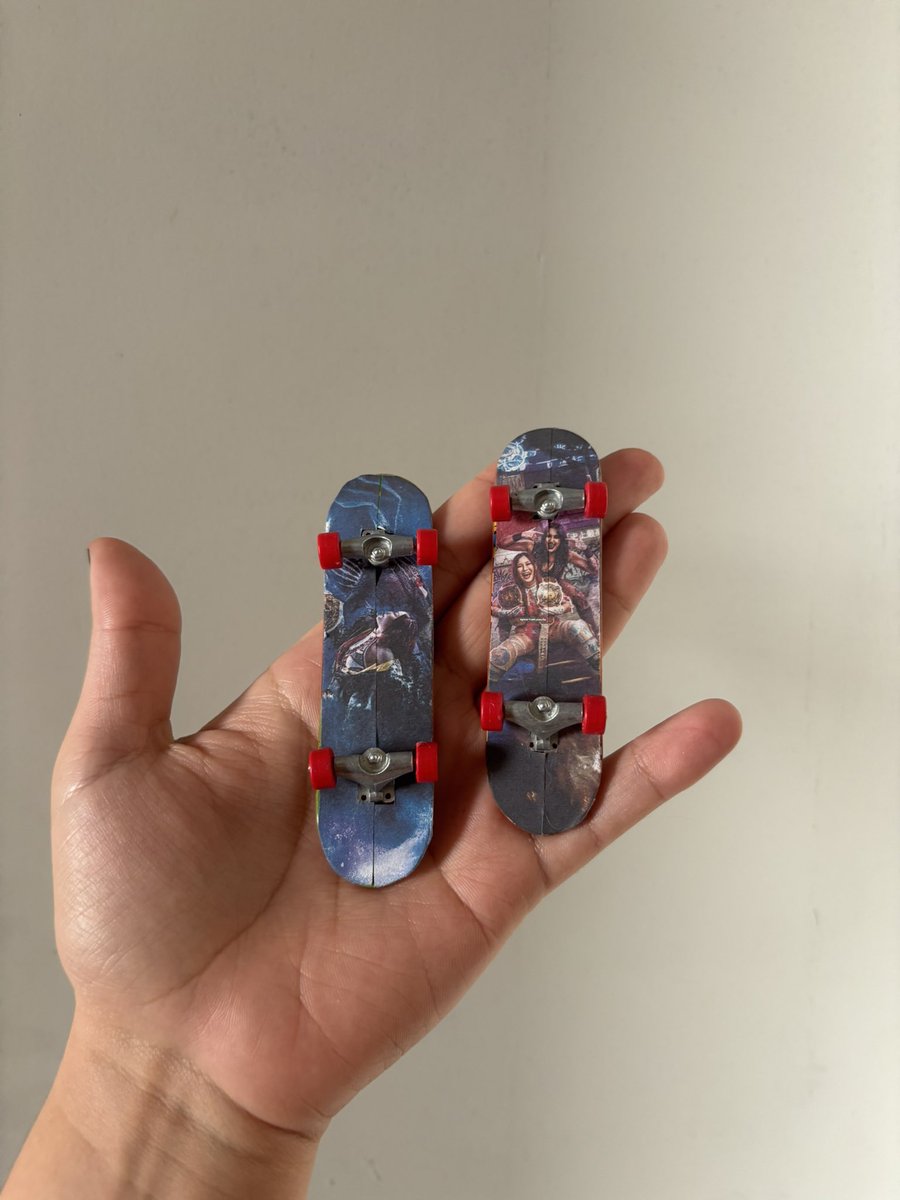 chrisentaa's tweet photo. aproveito o topico kpopficação do wrestling pra expandir para itens aleatorios de pro wrestling e mostrar os SKATE DE DEDO IYO SKY/RHIYO que meu melhor amigo do trabalho fez pra mim e me deu de aniversário https://t.co/mASjPco6j2