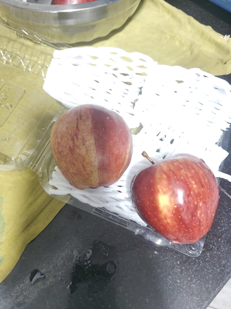NautiyalG1's tweet photo. @blinkitcares Ordered Apple and interestingly these seems to be colored one. As per your Chatbot its natural but can  you give this assurance? #Blinkit #blinkit #adulteration https://t.co/cJ2rqGfRUk