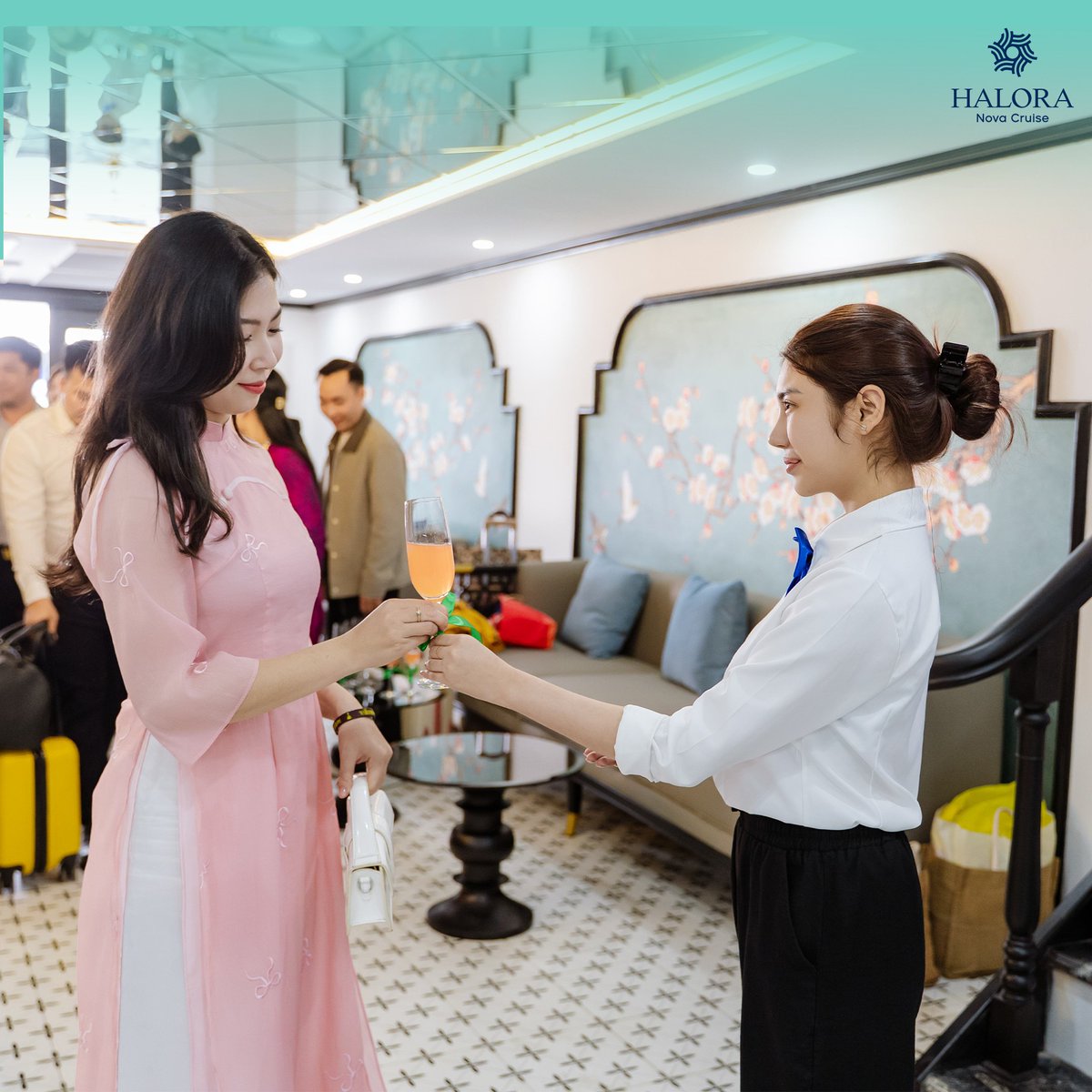 Edi_Gabrielkai's tweet photo. Tận tâm trong từng khoảnh khắc, đội ngũ Halora Nova Cruise lặng lẽ chăm chút từng trải nghiệm bằng sự chu đáo và chân thành, để vẻ đẹp Vịnh Lan Hạ đọng lại không chỉ bởi cảnh sắc mà còn bởi lòng hiếu khách. https://t.co/PiCz2zpPlD