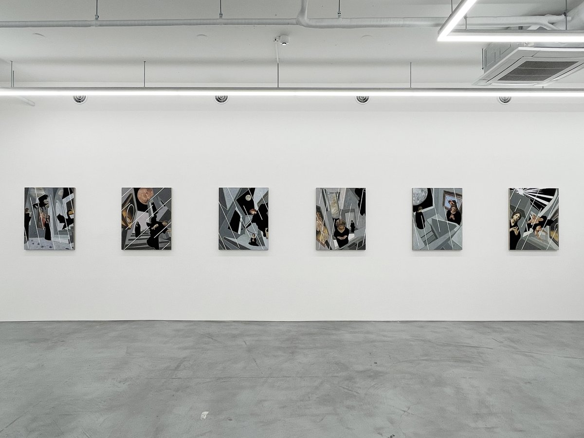 hamuzou's tweet photo. 小森紀綱個展「九曜 – Navagraha –」をHENKYOで見た。古今東西のさまざまな芸術や宗教の表現を混淆させた絵画作品群。”黒衣”や”雨”を描いた油彩画、フレスコ画などの新作約15点を展観。2年ぶり待望の個展。武蔵野美術大学油絵専攻出身で、僧籍を持つ気鋭の作家。逸品揃い。10/24まで。 https://t.co/y1jzACDFWa