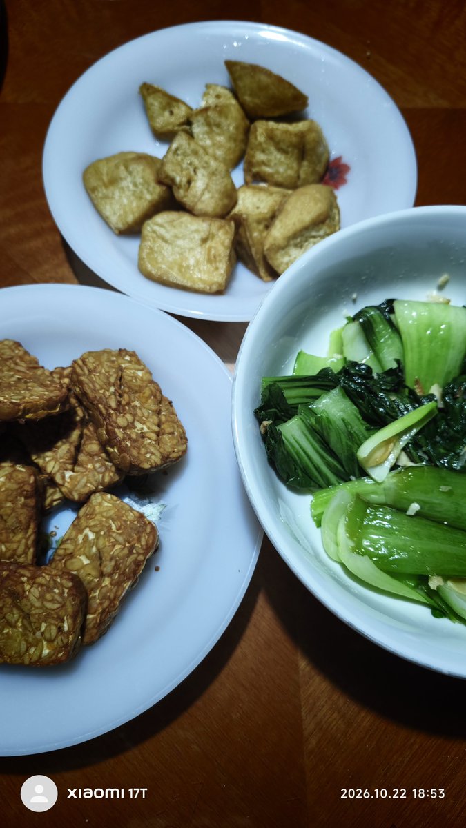 puzzly's tweet photo. Prestasi hari ini: masak! 🍚🥬 pulang kerja mampir ke warung dekat rumah. Belanja secukupnya, buat langsung dimasak semua (kalau belanja lebih trus masuk kulkas, biasanya lupa dan berakhir mubazir). 1 papan  tempe, 1 bungkus tahu putih, 2 ikat pakcoy, bamer baput 5ribu. https://t.co/gZRDUbpp3O