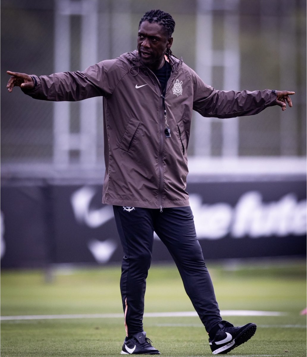 futebol_info's tweet photo. 🚨 Agora | Contra o Vasco, Seedorf deve novamente desfalcar o Corinthians

O Timão está enfrentando dificuldades para rescindir o contrato com Fernando Diniz.

O clube tenta destravar a situação, mas existe a possibilidade de não dar tempo de inscrever o técnico holandês para o jogo de sábado, em São Januário.

🗞️ @_sccpnews 
📸 Rodrigo Coca/SCCP