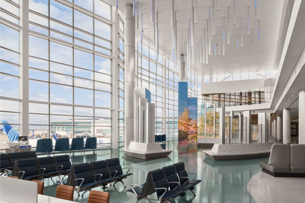 LiveWorkHOU's tweet photo. @iah has opened the new Terminal B following nearly three years of construction.

Part of a $2.6 billion renovation, the concourse features 22 new gates, upgraded passenger amenities and a 54,000-square-foot United Club.

✈️Learn more: https://t.co/y3cUEfqgOD https://t.co/7KT9LvalYd