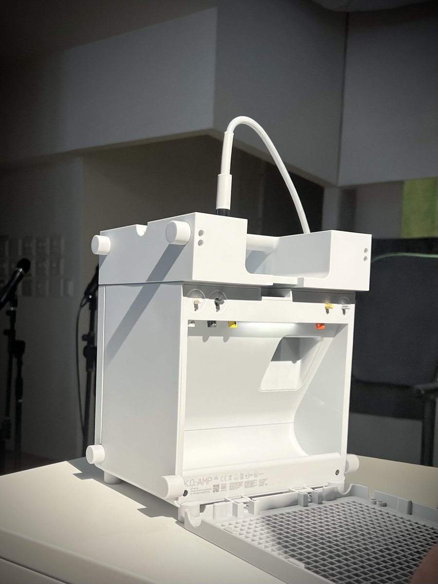 iwakiyumi's tweet photo. Teenage Engineeringの新製品はポータブルで可愛いアンプ、EP-35 K.O.-AMP 35！
ファンタム電源対応のXLR入力と6.35mmモノ入力それぞれに独立してかけられるエフェクト、3.5mmステレオ入力、USB経由でDAWに録音、パーツを使ってEPシリーズ取り付けるなど、TEらしいワクワクさせる機能がいっぱい！ https://t.co/u21irq9CZj