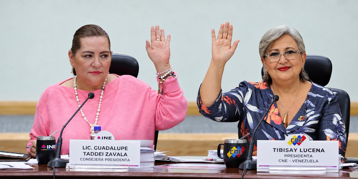 audelinomacario's tweet photo. Los rostros amables del populismo: árbitros bajo sospecha.

La #4T parece haber entendido algo que Hugo Chávez también supo aprovechar: para tener un árbitro electoral a modo, no hace falta colocar al frente a un personaje siniestro o de mano dura, como Bartlett, Noroña o Bejarano.
En una sociedad tan preocupada por las apariencias, una señora de aspecto afable, casi de abuela distinguida, puede inspirar más confianza que un mañoso operador político.
Aunque la encomienda sea la misma.
El chavismo tuvo una presidenta electoral que procuraba pasar inadvertida fuera de las elecciones, pero pasó a la historia como facilitadora del fraude electoral. 
En #México, la presidenta del @INEMexico y su entorno no dejan de aparecer en las noticias por temas que tienen que ver con el presupuesto.
Familiares en cargos públicos, colaboradores y choferes con sueldos generosos, relaciones empresariales sospechosas y convivencias con proveedores del organismo electoral, han sido documentadas por @Reforma y @latinus_us.
Si alrededor de la presidenta del #INE (y de su familia) ya existen señalamientos de negocios y privilegios con cargo al erario, hay razones para desconfiar de cómo se comportará cuando lo que esté en juego no sean contratos, sino los resultados de la elección.