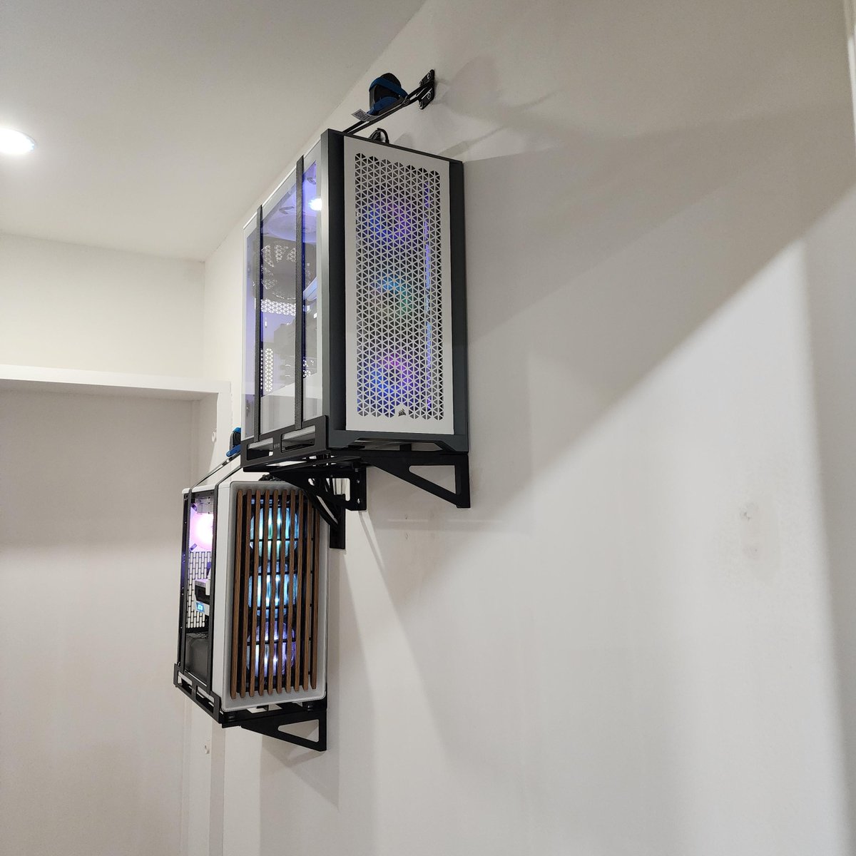 thinkcomps's tweet photo. Would you wall-mount your PC? https://t.co/GdocXfO04Q