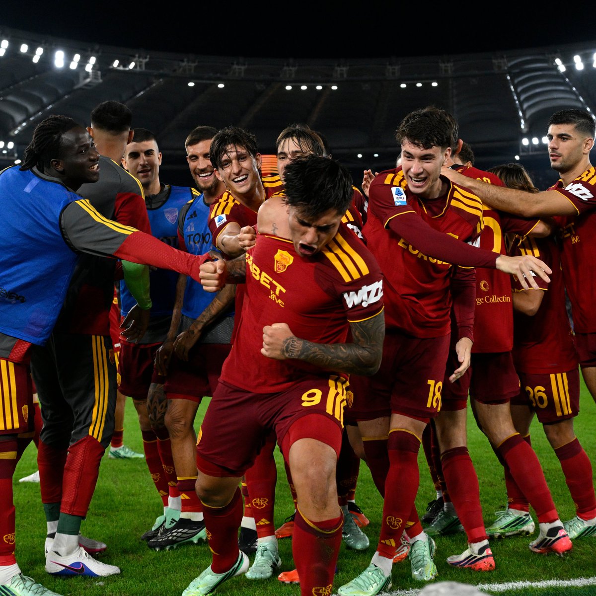 SerieA's tweet photo. 🥄👀🕸️🫂

Il primo in 🟡🔴 di Santi Castro 🧉

#RomaGenoa #SerieAEnilive https://t.co/CBIacDJlbO