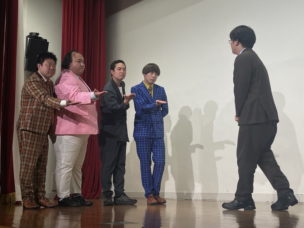 willow1109's tweet photo. 正座が笑点で良い回答を沢山した人くらい高い人がいたり、デカすぎる人がいたり、小柄な人がいたり、変な髪型が沢山いたり、体の厚みが全然違ったり、カルロスってかなり「人体のふしぎ展」だ https://t.co/75SEgp1sTp