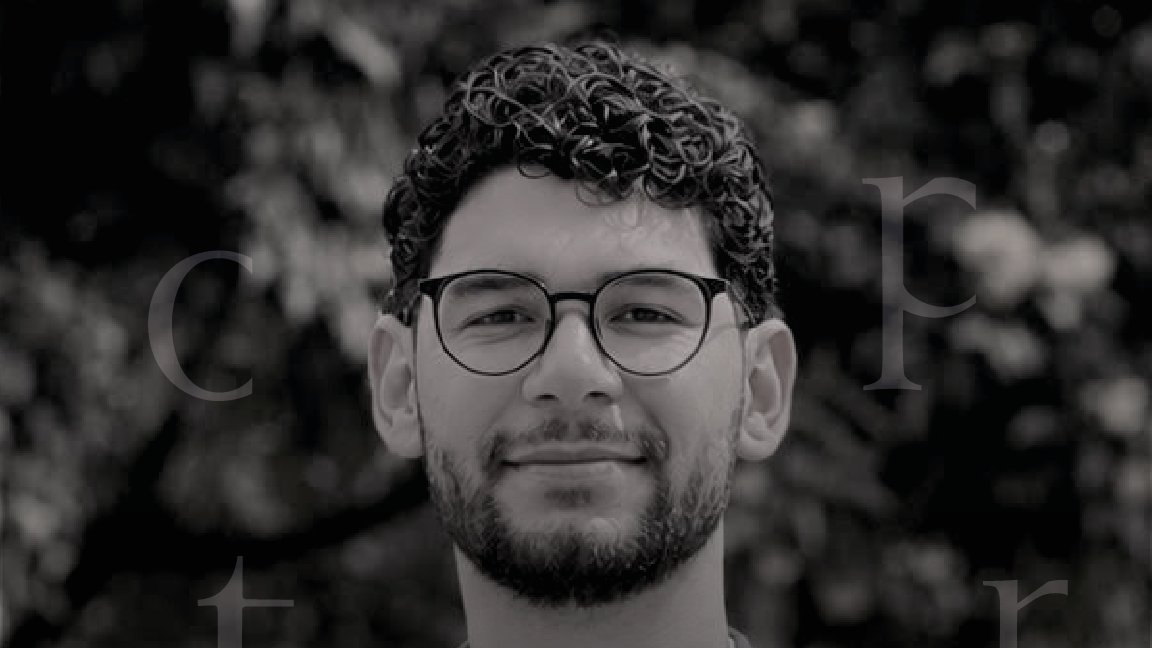 noaptoco's tweet photo. Petro, el lastre de la oposición
Por: @MateoGrisalesC7 

Después de cuatro años marcados por una estridente forma de gobernar, Petro reclama ahora su lugar como líder único e indiscutible de la oposición, la izquierda y las causas progresistas. Sin embargo, el peso de su figura parece ser más un estorbo que un impulso para quienes deberían estar concentrados en ejercer control político y construir una alternativa al actual gobierno.

Cada semana, el expresidente vuelve a ser noticia por las secuelas de los desastrosos resultados de su administración en materia fiscal, seguridad o salud; por las graves denuncias de corrupción que rodearon su gobierno o por los escándalos relacionados con su vida privada. Y cada día que la opinión pública concentra su atención en estas controversias es un día menos de escrutinio sobre las decisiones, los errores y los abusos del gobierno actual.

Petro fue un mal presidente. No solamente por sus resultados, sino por una forma de ejercer el poder marcada por la megalomanía, el egocentrismo y, sobre todo, la falta de método y rigor. Su liderazgo en la oposición parece ser una prolongación de ese mismo estilo: mucho protagonismo, demasiada confrontación y poca capacidad de organización.

La oposición del Pacto Histórico lleva dos meses con un supuesto gabinete a la sombra, pero sin una ruta clara, sin una agenda reconocible y en medio de duras disputas internas. Le entregaron a Petro el protagonismo de las réplicas al presidente y el resultado produce más pesar que interés. Mientras tanto, sus alfiles más experimentados dedican más tiempo a defender lo indefendible de su legado que a ejercer control político sobre quien llegó al poder prometiendo destruirlo.

Es una oposición atrapada en la profunda vanidad de su líder. Incapaz de pasar la página, de renovar sus liderazgos y de comprender que defender las causas progresistas no debería significar defender a Petro a cualquier costo.

Y ese es quizás el mayor daño que el expresidente le está haciendo a su propio sector político: convertir las causas que dice representar en una extensión de su personalidad. La defensa de la justicia social, la igualdad, el medioambiente o las libertades no puede depender de la lealtad incondicional a un dirigente, mucho menos de la obligación de justificar sus errores.

Colombia necesita una mejor oposición. Una que investigue, cuestione, proponga y ejerza un control político serio. Una que entienda que oponerse al gobierno no consiste en protagonizar toda polémica, sino en ofrecerle al país alternativas cre��bles.

Mientras Petro siga siendo la principal contracara del actual gobierno, y no aparezcan otras opciones viables, los extremos seguirán alimentándose mutuamente. Cada uno encontrará en los excesos del otro la justificación perfecta para los propios. Así, la polarización dejará de ser una consecuencia de nuestra política para convertirse en su principal mecanismo de supervivencia.

No confío en que el Pacto Histórico sea capaz de romper ese círculo. Hasta ahora, parece incapaz de organizarse alrededor de un proyecto que no dependa de la figura de Petro.

La pregunta es si otros sectores políticos tendrán la capacidad de construir una oposición digna, rigurosa y concentrada en los problemas del país. Porque una democracia no solamente necesita un buen gobierno. También necesita una oposición a su altura.