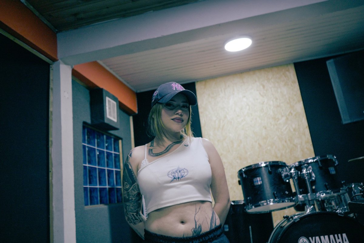 CanalCapital's tweet photo. 🎤 Chelo Hop lleva las historias de Bogotá a #HipHopAlParquePorCapital. Sus versos nacen de lo que vive, observa y escucha en las calles, y reflejan el camino de una artista que ha construido su voz desde el rap.

https://t.co/tp5oW0ikI4

*Contenido financiado por el Fondo Único de TIC