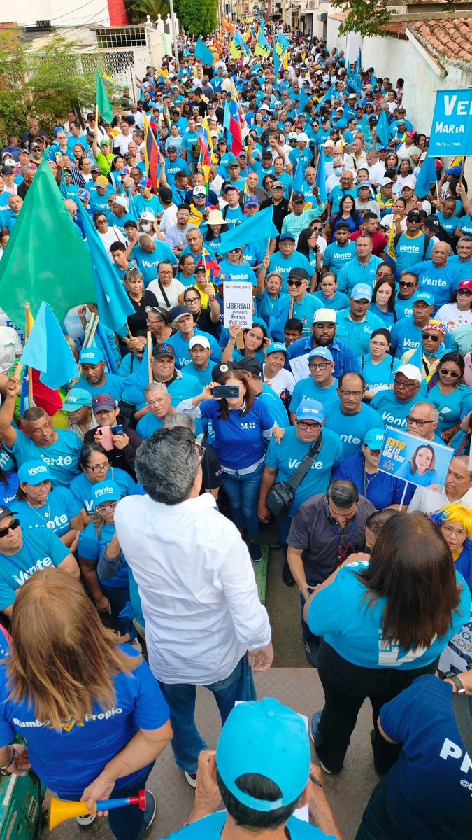 Ciudadanos reunidos en el Arco de la Federación en Coro, estado Falcón