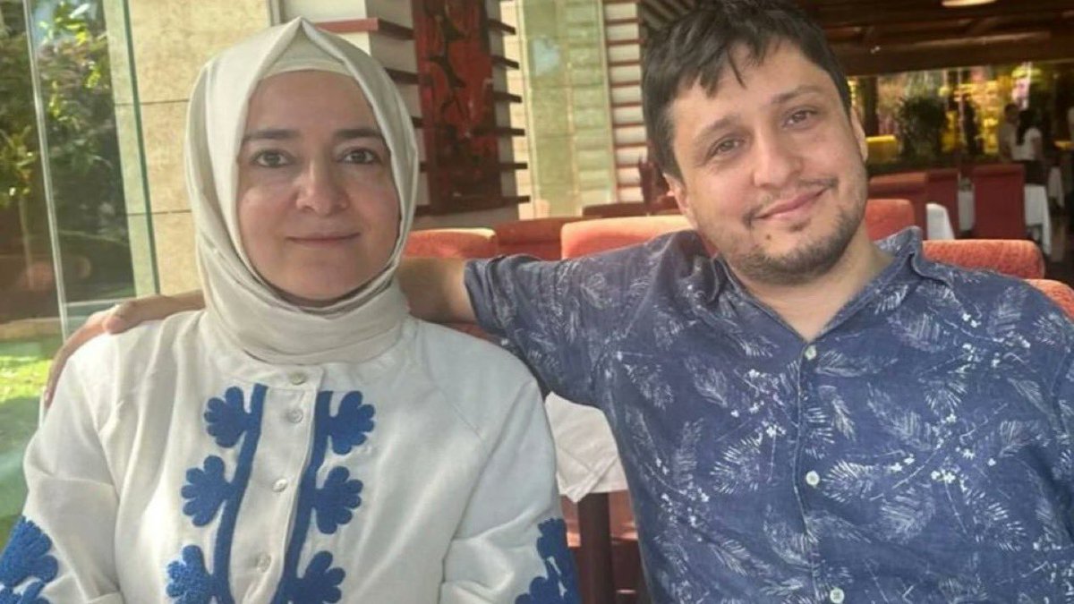 serefogluf's tweet photo. Zincirin en önemli halkalarından  olan fon dolandırıcısı eski bakanın çevresinde veya uzağında olan herkes sorguda, ama Fatma Betülün dokunulmazlığı var, tıpkı Zehra Taşkesenlioğlu, Hayatı Yazıcı, Binali Yıldırım... vs gibi. Arkalarındaki güç onları koruyor, zincir bir kopsa hepsi yanacak.
#FonDolandırıcılığı