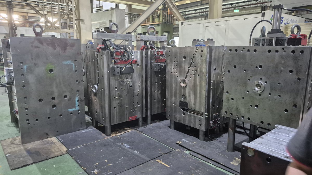 Gaston_BCH's tweet photo. ⚙️👨‍🏭Durante el viaje visite 6 Matricerías distintas (En Taiwán y en China)

💲Al visitar, es donde entendés las diferencias de precios entre diferentes competidores. Realmente hay DE TODO. 

👉Esta en particular, para moldes de gran tamaño. MUY bien armada y prolija. https://t.co/IMT1iKo49X