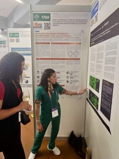 UNITEC_hn's tweet photo. 📚🇭🇳 ¡Honduras presente en un congreso internacional de salud!

Lía Loredo, estudiante de Medicina y Cirugía de UNITEC, presentó su investigación sobre resistencia antimicrobiana en el 9.º World One Health Congress, en Lisboa, Portugal.

📖 Leé la noticia en nuestro Centro de Noticias: https://t.co/reW4byF4Bp
