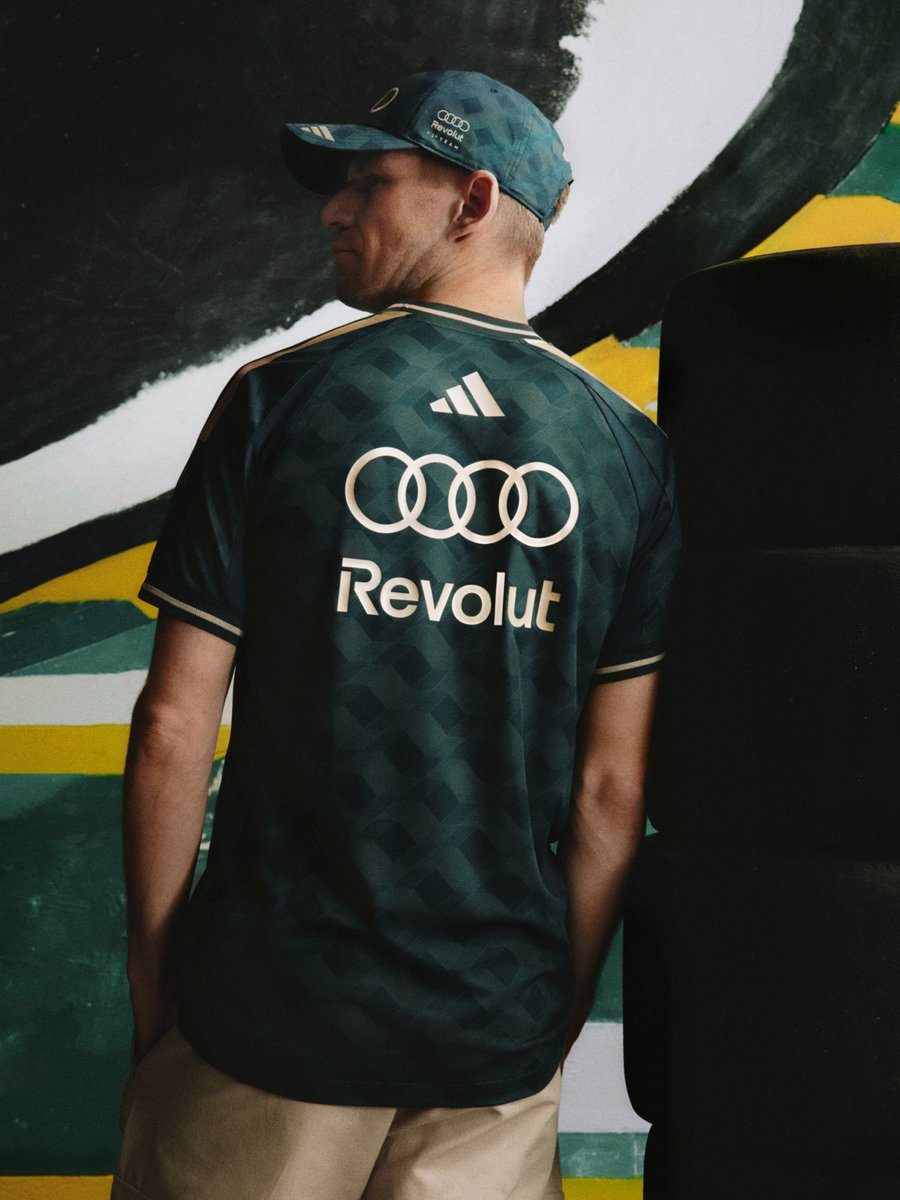 LambeResing's tweet photo. Adidas merilis Audi Revolut F1 Team special collection Sao Paulo!
Menyambut F1 #SaoPauloGP, Adidas merilis merch special Audi untuk race week di Brazil nanti, yang terinspirasi dari pattern trotoar Piso Paulista di São Paulo, dan hadir dengan warna hijau dan emas.
Waduh menarik ini.