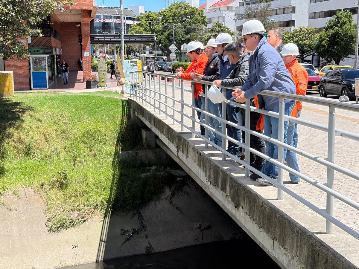 ContraloriaBta's tweet photo. Atendemos denuncias de la ciudadanía y visitamos el canal Molinos, ubicado al norte de #Bogotá, para hacer verificación de las obras de renovación de puntos críticos y mitigación de riesgos por inundaciones en este cuerpo hídrico.

Hacemos un seguimiento riguroso dentro de nuestra Auditoría de Cumplimiento a la ejecución de este contrato.

#ContraloríaDeBogotá