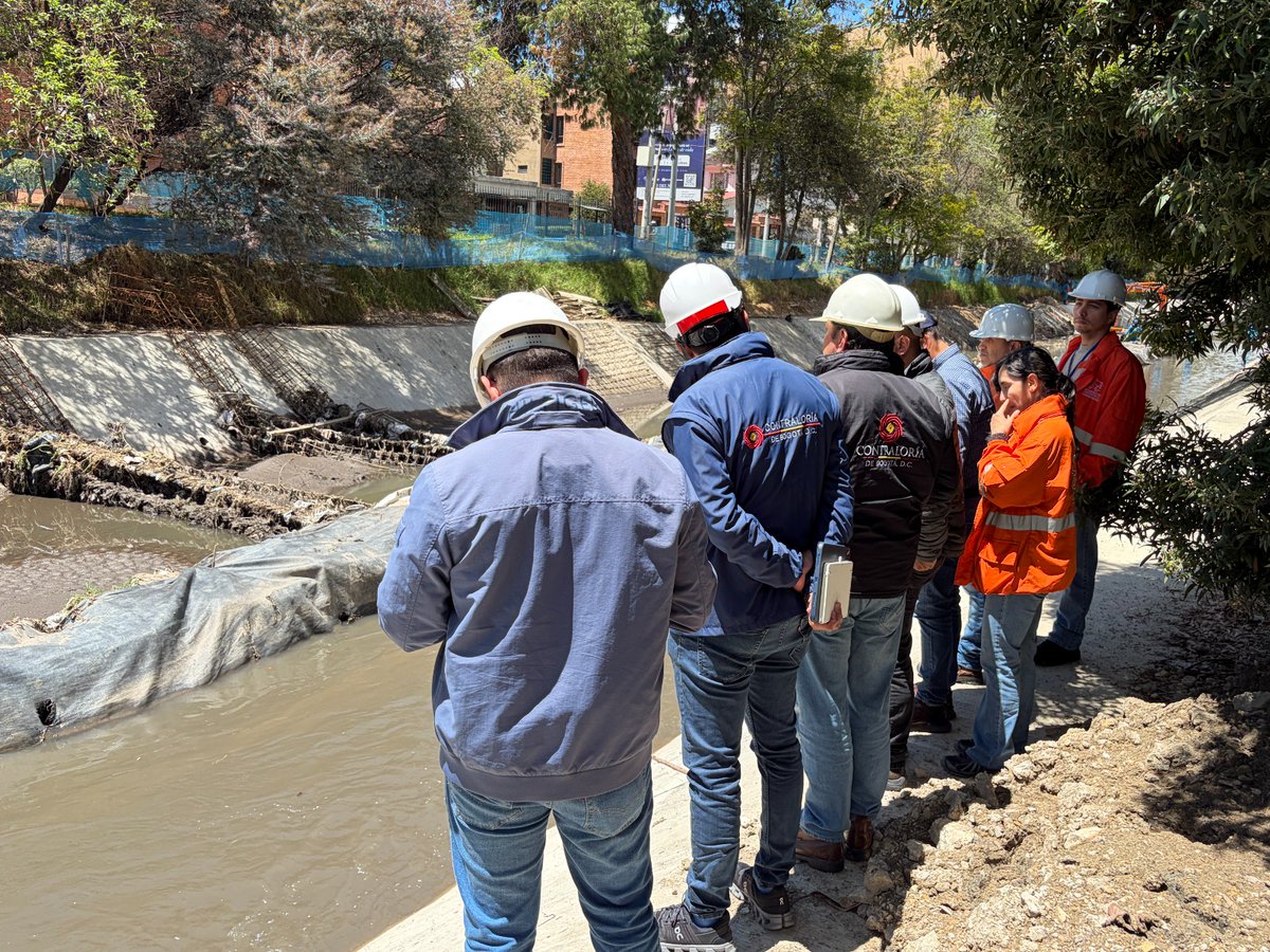 ContraloriaBta's tweet photo. Atendemos denuncias de la ciudadanía y visitamos el canal Molinos, ubicado al norte de #Bogotá, para hacer verificación de las obras de renovación de puntos críticos y mitigación de riesgos por inundaciones en este cuerpo hídrico.

Hacemos un seguimiento riguroso dentro de nuestra Auditoría de Cumplimiento a la ejecución de este contrato.

#ContraloríaDeBogotá
