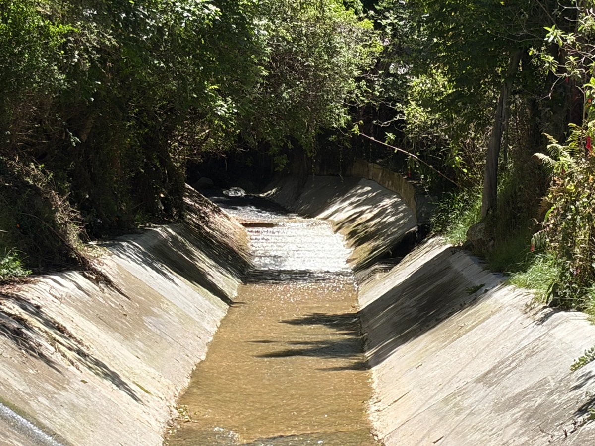 ContraloriaBta's tweet photo. Atendemos denuncias de la ciudadanía y visitamos el canal Molinos, ubicado al norte de #Bogotá, para hacer verificación de las obras de renovación de puntos críticos y mitigación de riesgos por inundaciones en este cuerpo hídrico.

Hacemos un seguimiento riguroso dentro de nuestra Auditoría de Cumplimiento a la ejecución de este contrato.

#ContraloríaDeBogotá