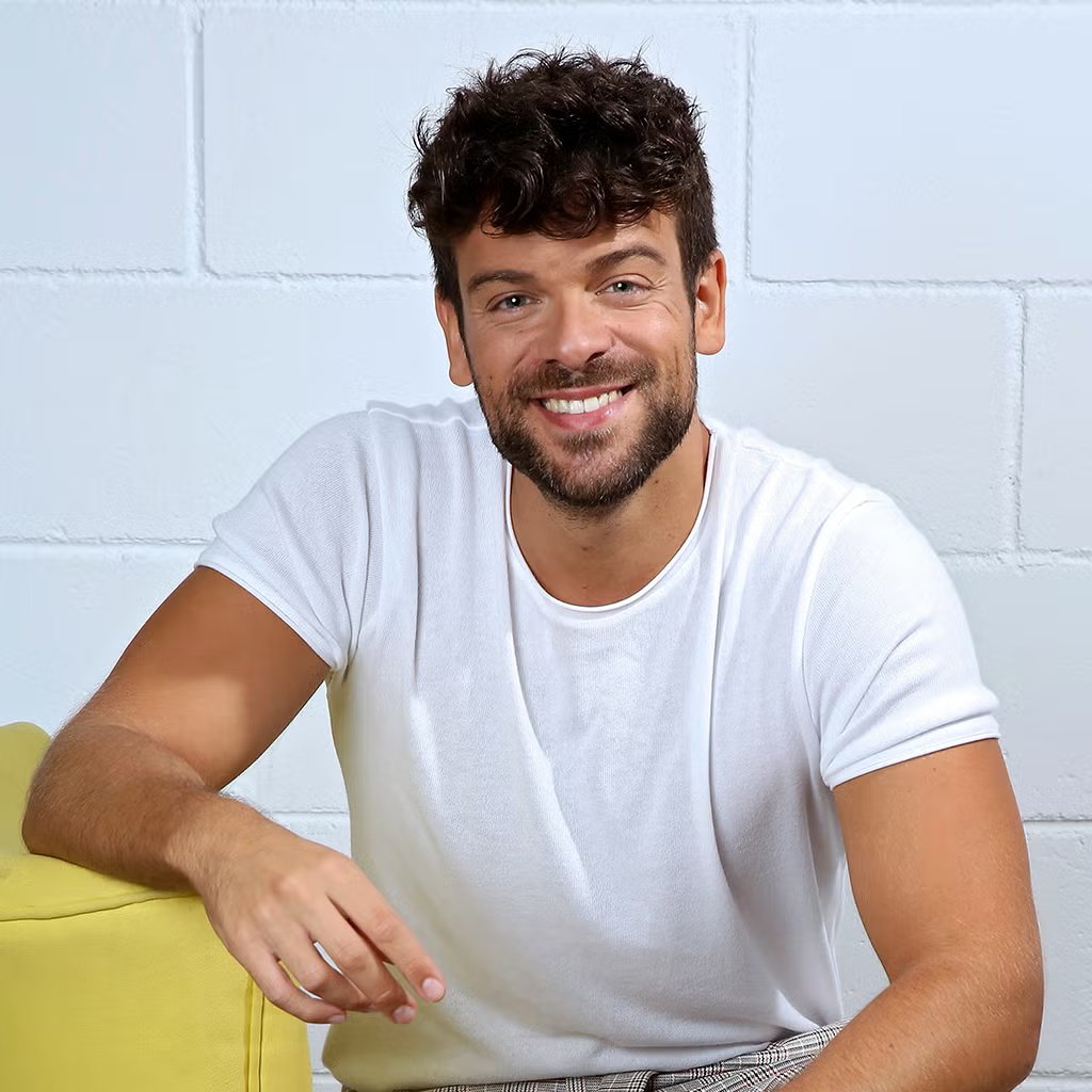 Opinologolo's tweet photo. Según Redes, Ricky Merino es el primer concursante oficial confirmado para la novena entrega de #GHVIP por Telecinco. La Gran pista en el primer promo: Acude seguido a la Barbería Malayerba. Por fin un triunfito de la mítica e icónica edición #OT17 ingresa a la casa de #GHVIP9 https://t.co/ENOy7MLfqr
