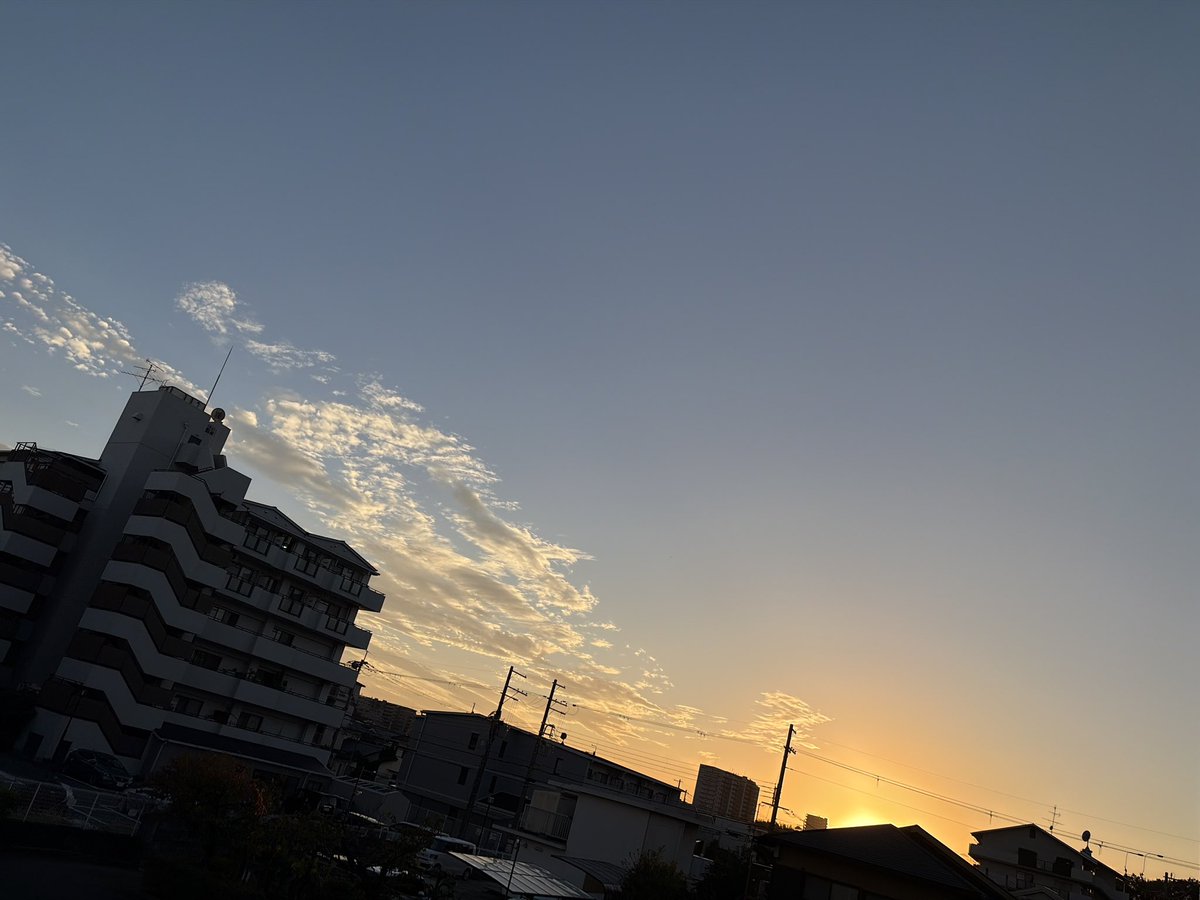 Qooodekocool's tweet photo. おはようございます🐔

昨日の夕暮れ
一昨日の30℃超えとは一転
秋らしい一日でした🍂

仕事帰りご近所のスーパーに
買い物に行ったら
いつもと雰囲気が🤔
レジの方々が仮装されてました😳
もうすぐハロウィン🎃👻

#空がある風景
#写真好きな人と繋がりたい
#iPhone越しの私の世界

今日も笑顔で🍀¨̮ https://t.co/iVu6B19iEm