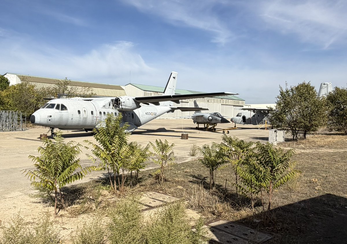 R_CabreraG's tweet photo. Y como no, también aviones y helicópteros que no están dentro del Museo del Aire. https://t.co/DtNSWbpenW