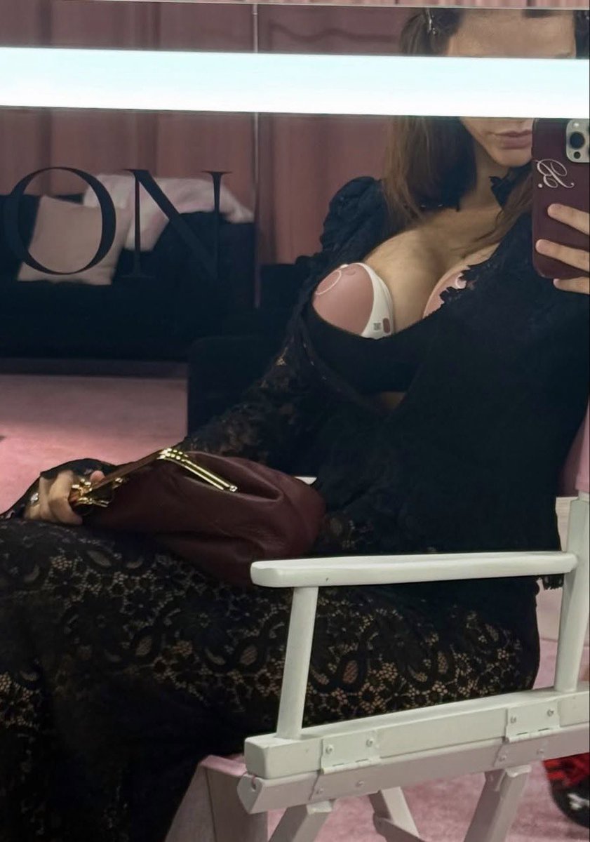 hernameisjenn_'s tweet photo. Barbara Palvin cumpliendo sus roles de mamá en el backstage del vsfs, increíble https://t.co/nkqcMf4PeL