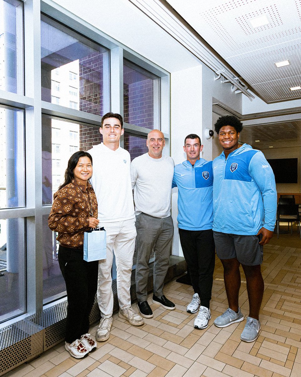 CULionsFB's tweet photo. Spent some time around campus delivering Homecoming tickets to some of the leaders who make Columbia such a special place.

Thank you for your continued support of Columbia Football!

F.I.G.H.T.

#RoarLionRoar 🦁 // #OnlyHere 🗽 https://t.co/fy5NkoPHCZ