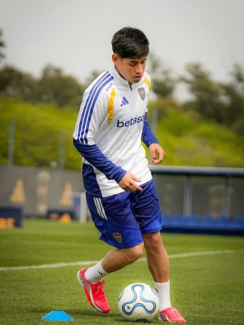 la12tuittera's tweet photo. 💙💛💙La mejor imagen que vas a ver en el día: TOMÁS ARANDA haciendo ejercicios de campo en el Predio.

⌛️⏳Si todo va bien como hasta ahora, es posible que vea MINUTOS ante Banfield el 14 de noviembre.

Vamos Tomi! 😍 https://t.co/fRHGT4gXuz