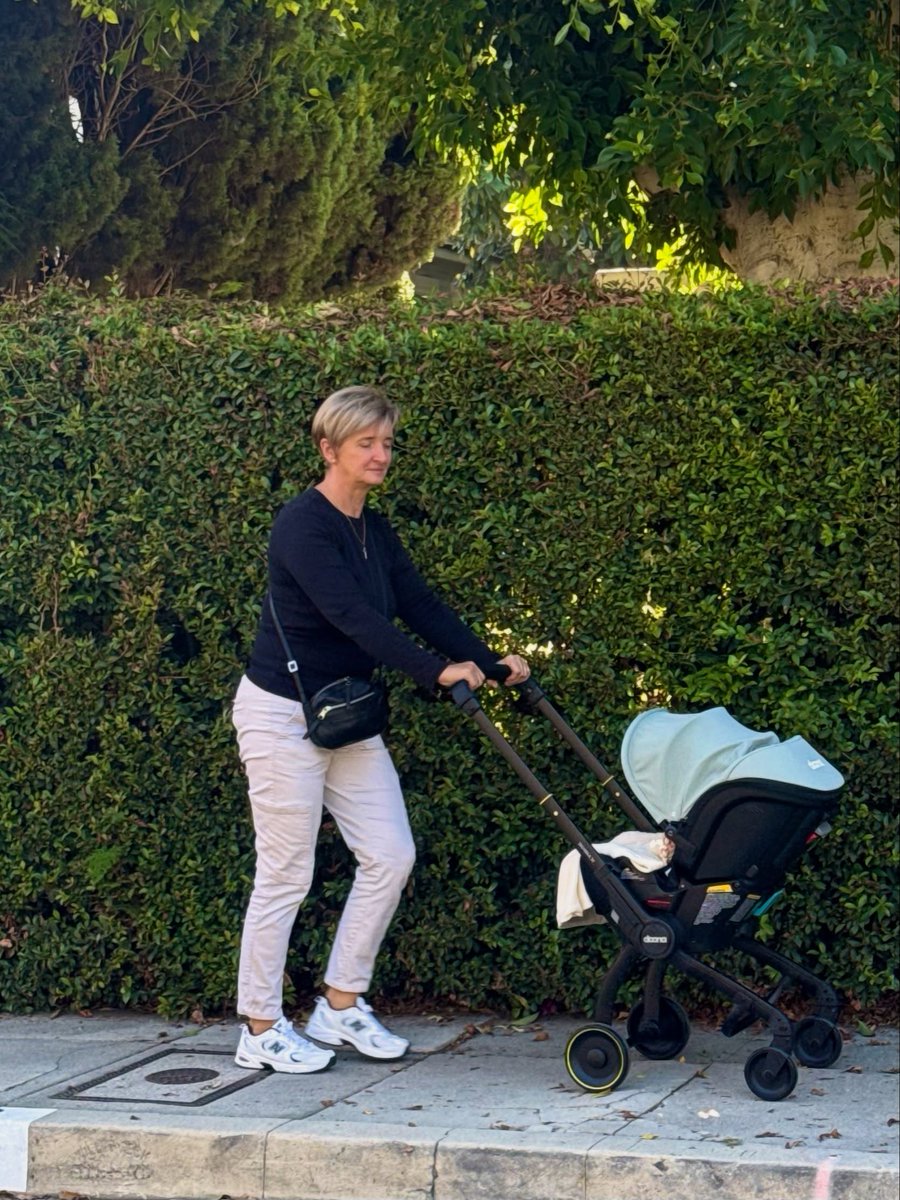 _Lesbian4Palvin's tweet photo. La mamá de Barbara de paseo con la bebé y Dylan armando los muebles de Sylvie con su suegro. No puedo con la hermosura de esta familia, ¡están rodeados de tanto amor! https://t.co/CEFhfl3PWw