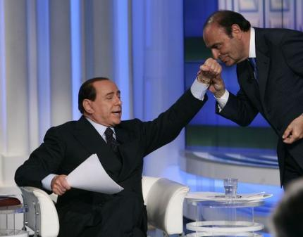 fasulo_antonio's tweet photo. Percepisce 1,7 milioni all'anno per inchinare ai potenti e alzare la voce verso gli studenti, le fasce più deboli e tutti coloro che esprimono critiche ad un Governo di destra.

Lui è Bruno Vespa, dipendente della RAI dal 1968.

#decretosicurezza #sciopero #Milano #22ottobre https://t.co/l3DqQJ26Ix